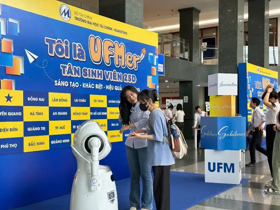 Robot Cruzr hỗ trợ tân sinh viên