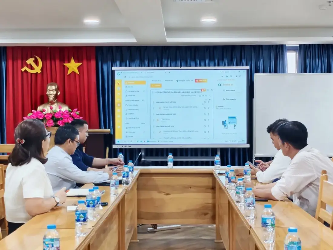 Đại diện Titkul giới thiệu giải pháp chuyển đổi số giáo dục trên màn hình tại buổi làm việc