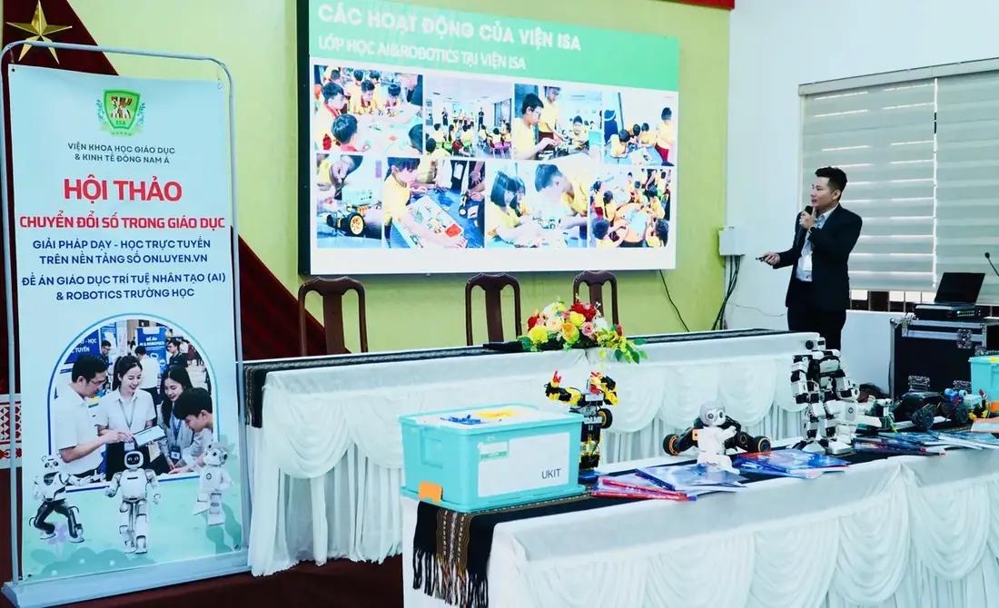 Trình bày giải pháp Ôn Luyện và AI & Robotics trước đại biểu tại Buôn Hồ