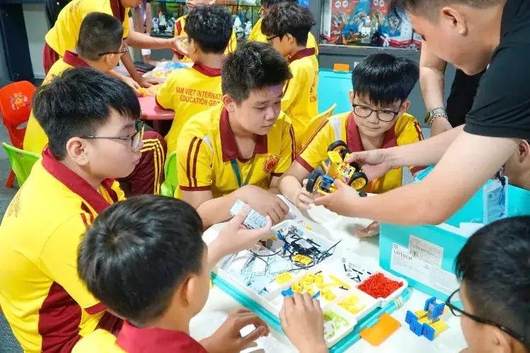 Học sinh tiểu học lắp ráp robot bằng bộ giáo cụ khối