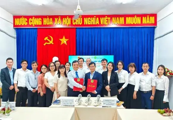 Đại diện Viện ISA và Trung tâm Chuyển đổi số Khánh Hòa trao biên bản ghi nhớ hợp tác