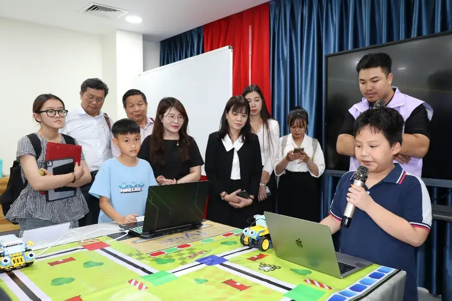 Học sinh thuyết trình sản phẩm robot cuối khóa