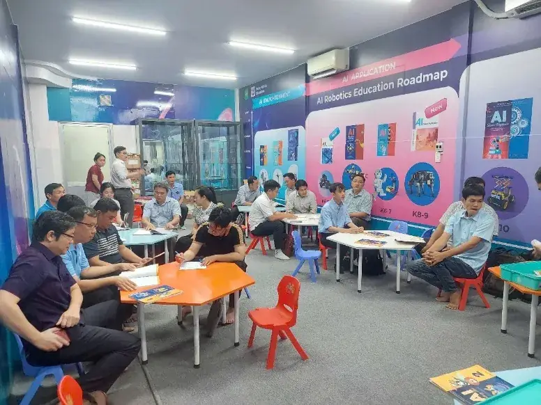 Tập huấn giáo viên sử dụng nền tảng Ôn Luyện và dạy AI Robotics tại Vĩnh Long