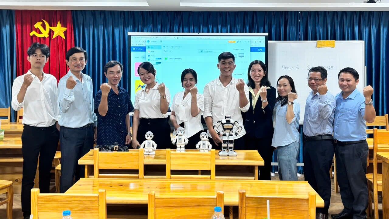Tập huấn triển khai sử dụng nền tảng Ôn Luyện và giảng dạy AI Robotics trong trường học