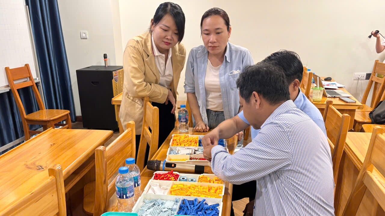 Tập huấn triển khai sử dụng nền tảng Ôn Luyện và giảng dạy AI Robotics trong trường học