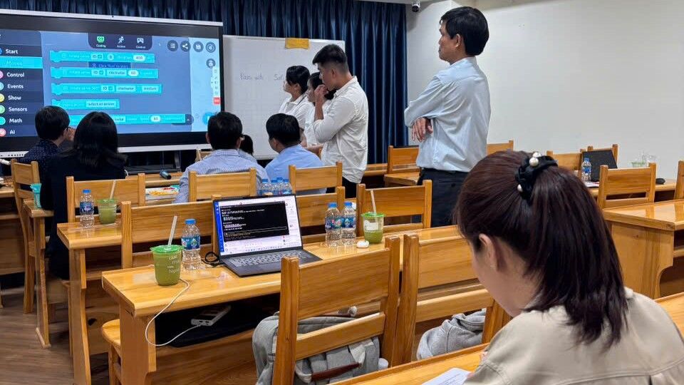 Tập huấn triển khai sử dụng nền tảng Ôn Luyện và giảng dạy AI Robotics trong trường học