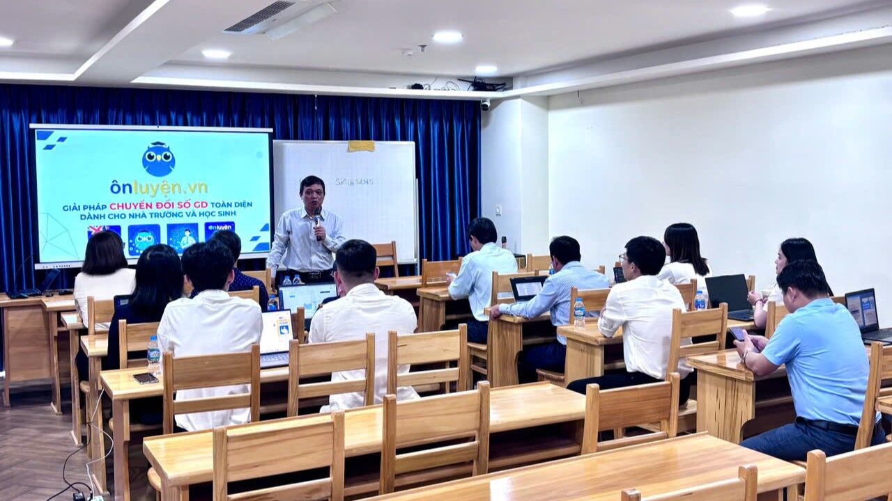 Tập huấn triển khai sử dụng nền tảng Ôn Luyện và giảng dạy AI Robotics trong trường học